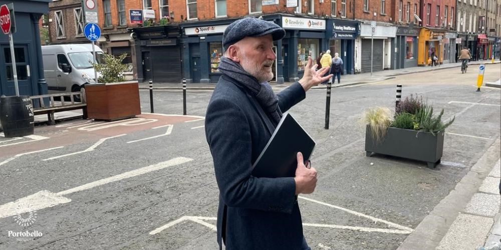 What are the Earning Capabilities and Career Growth for Tour Guides?